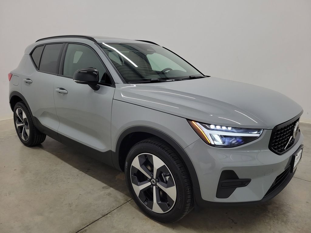 2026 Volvo XC40 Core photo 3