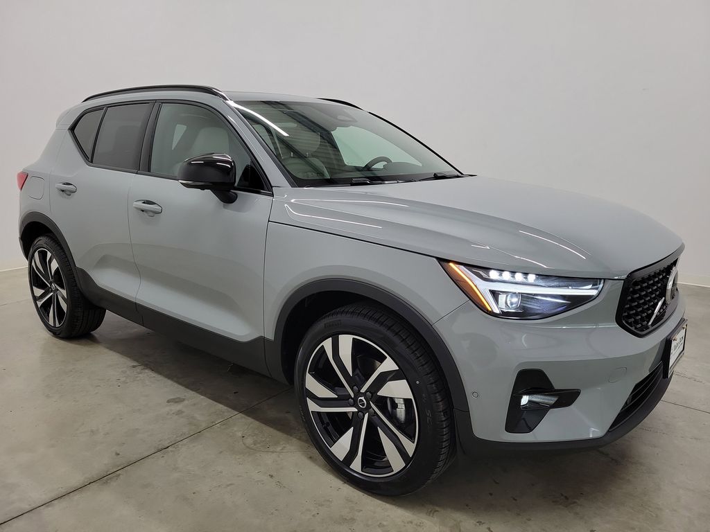 2026 Volvo XC40 photo 3