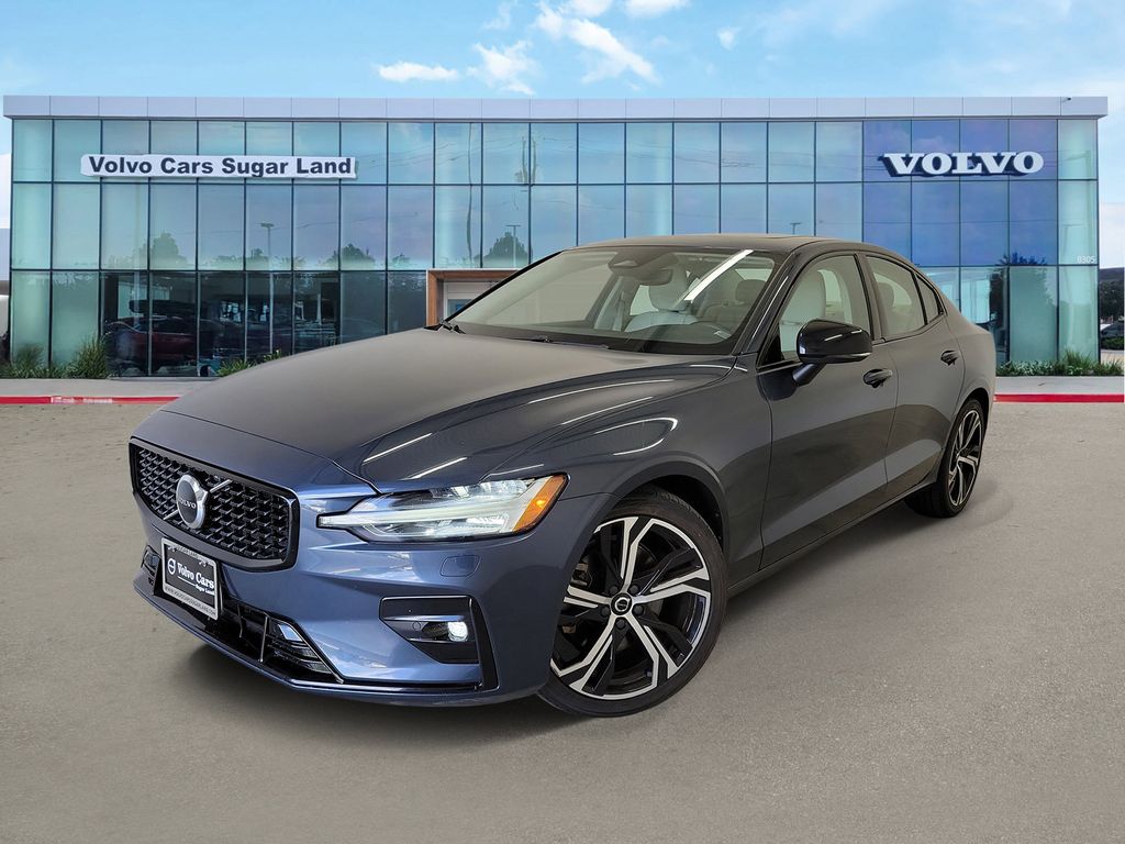2024 Volvo S60 B5 Core Dark Theme's photo