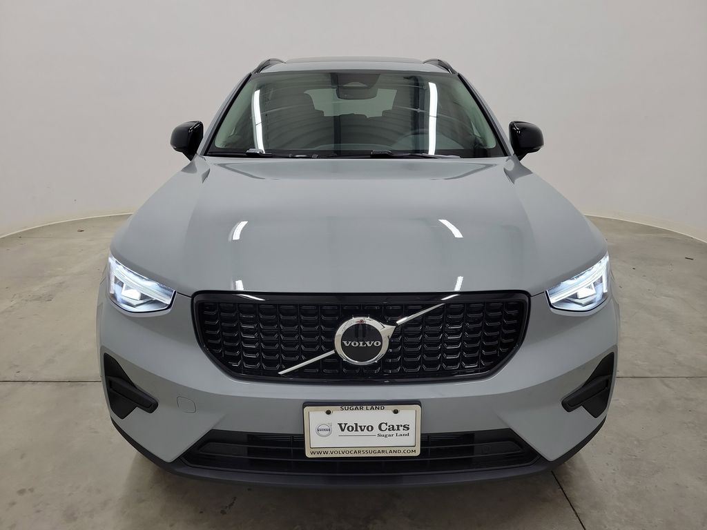 2026 Volvo XC40 Core photo 2