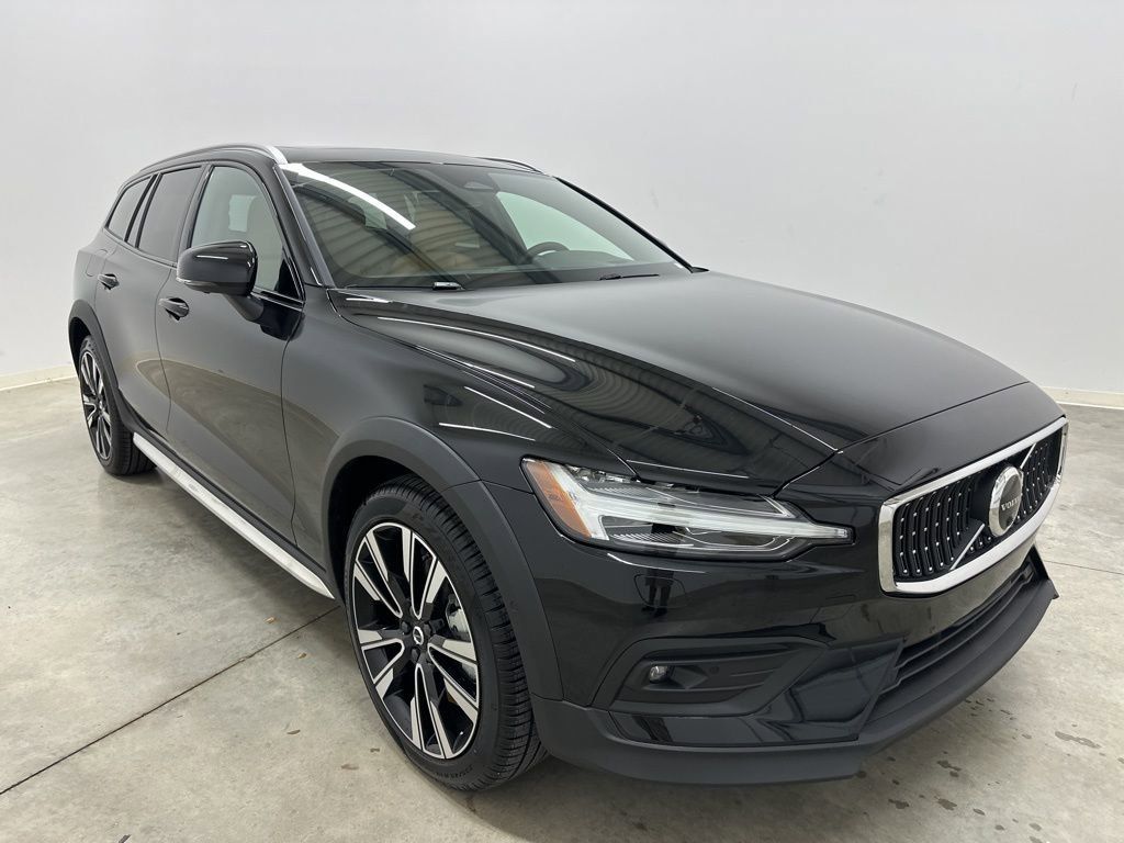2026 Volvo V60 Cross Country B5 photo 3
