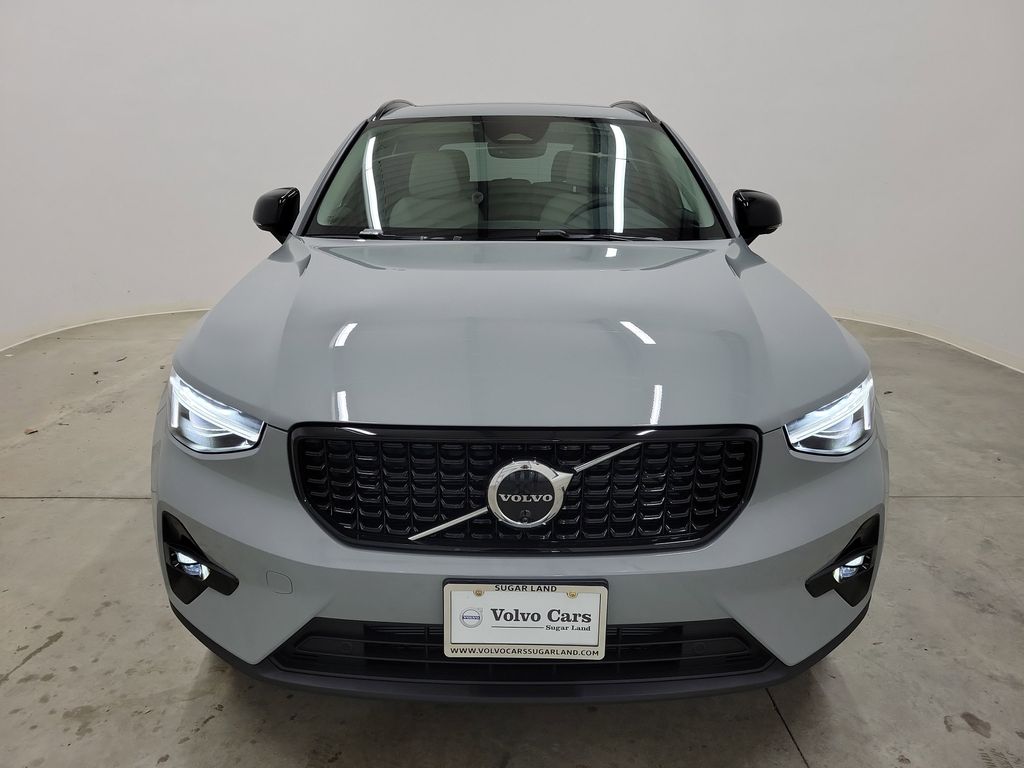 2026 Volvo XC40 photo 2