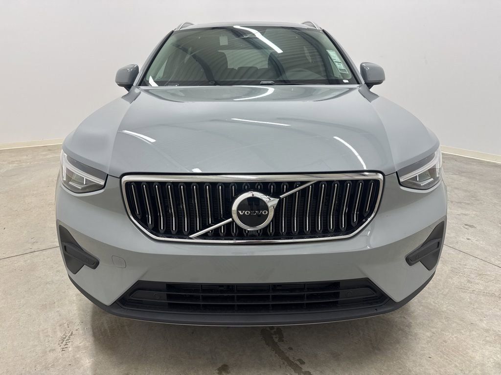 2025 Volvo XC40 Core photo 2
