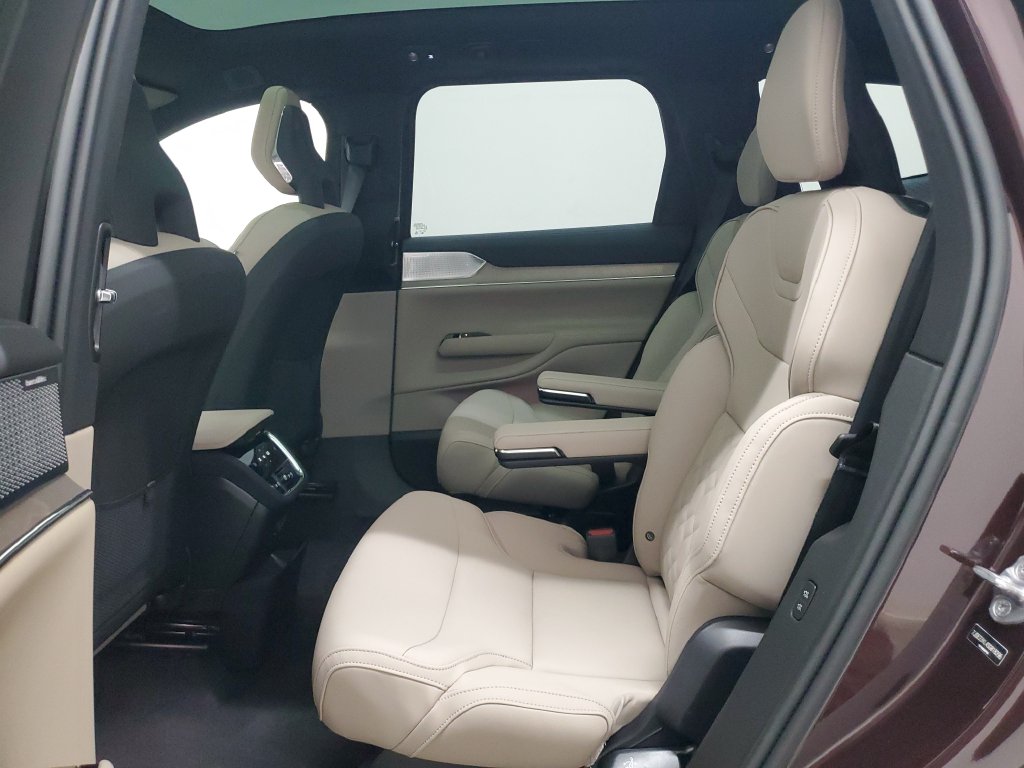 2025 Volvo EX90 Ultra - Photo 13