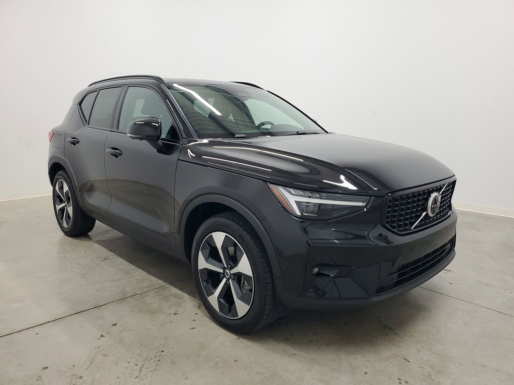 2026 Volvo XC40 Plus photo 2