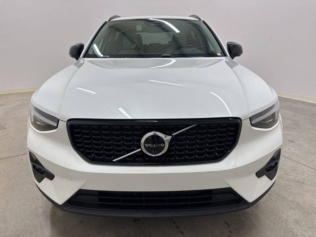 2025 Volvo XC40 Plus photo 2