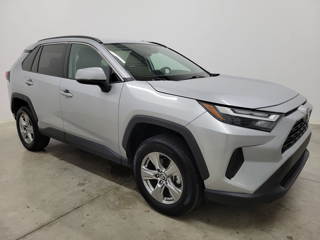 2024 Toyota RAV4 XLE photo 2