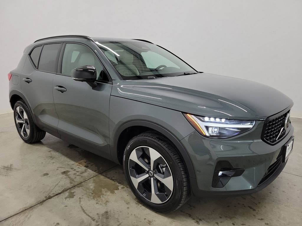 New 2026 Volvo XC40 B5 Plus SUV