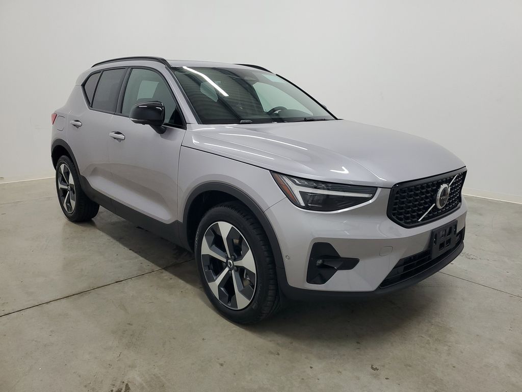 2026 Volvo XC40 Plus photo 3