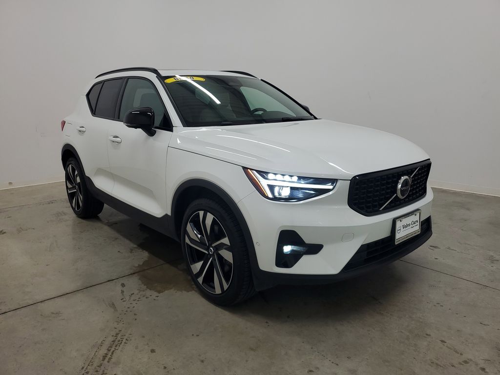 2025 Volvo XC40 photo 2