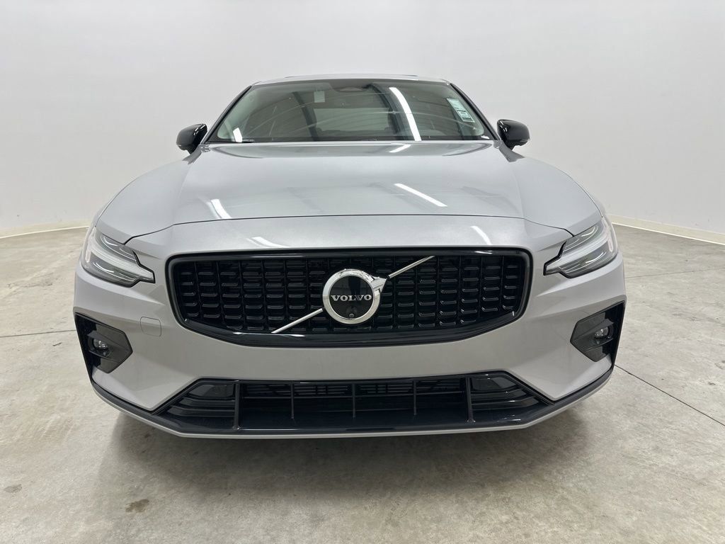 2025 Volvo S60 B5 Plus photo 2