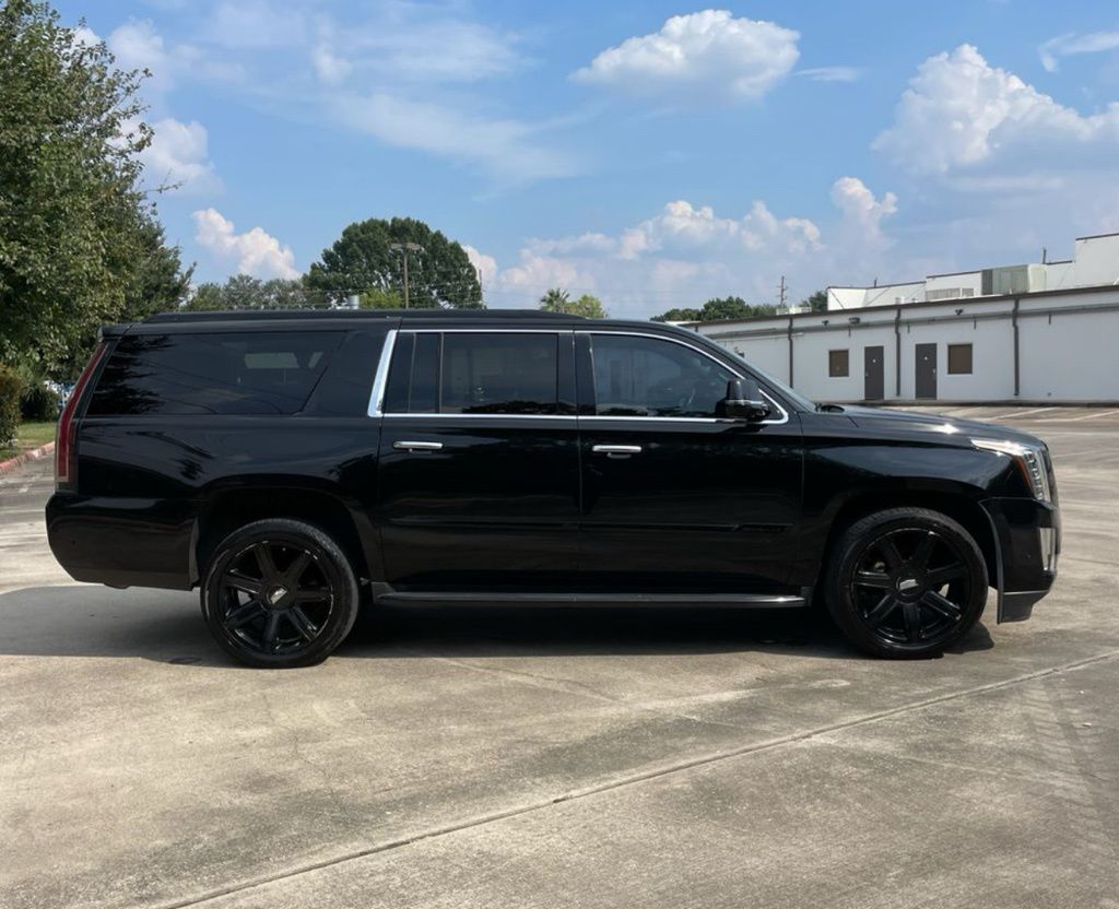 2018 Cadillac Escalade ESV Luxury photo 3