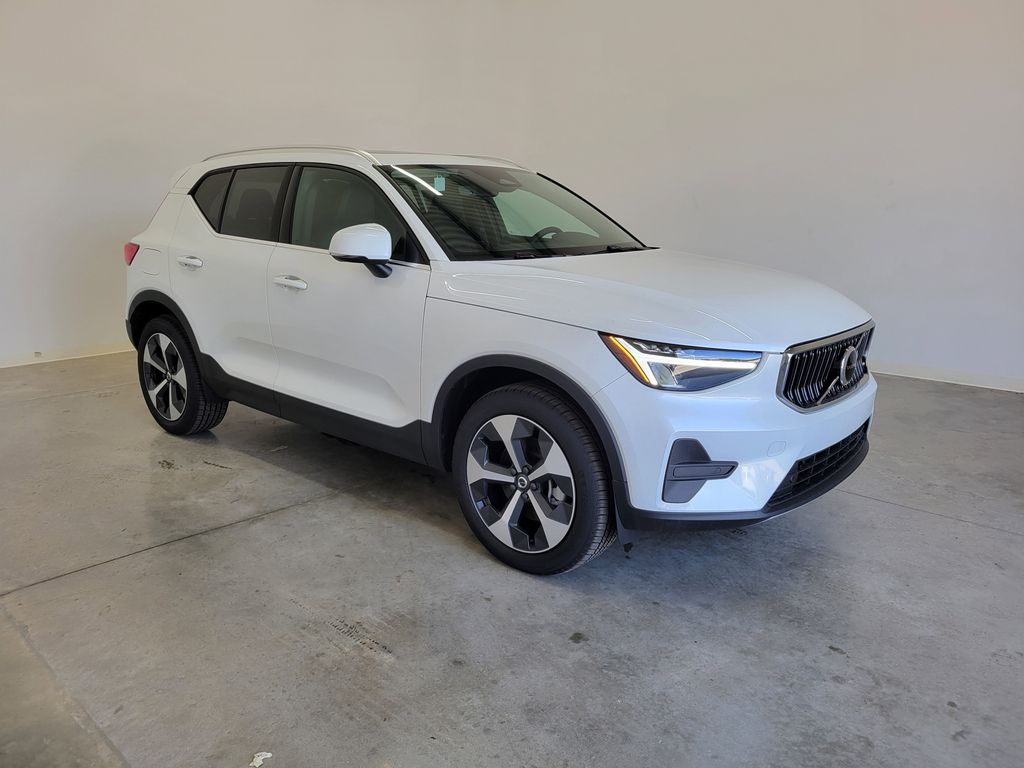 2025 Volvo XC40 Core photo 2