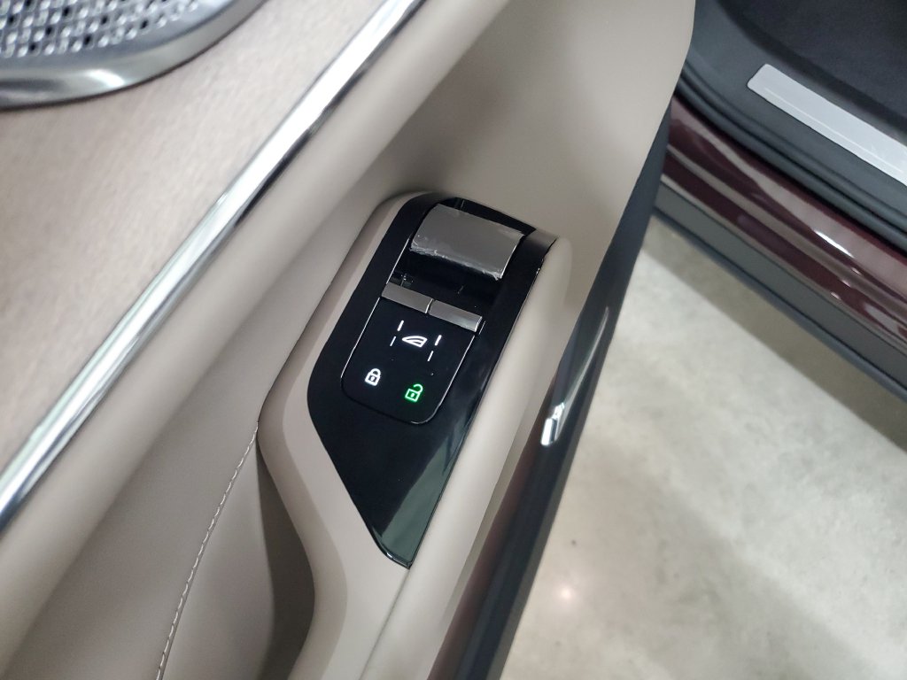 2025 Volvo EX90 Ultra - Photo 21