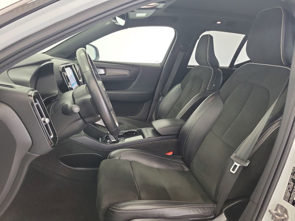 2022 Volvo XC40 Plus - Photo 18