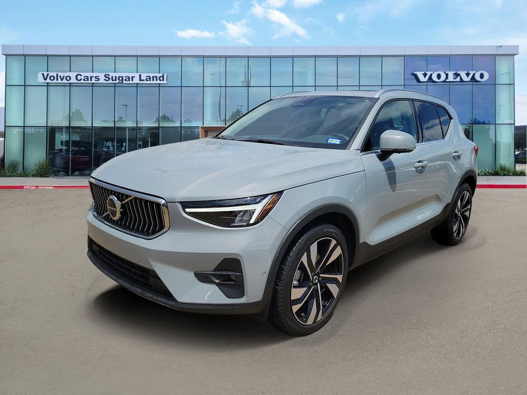 2025 Volvo XC40 SUV 