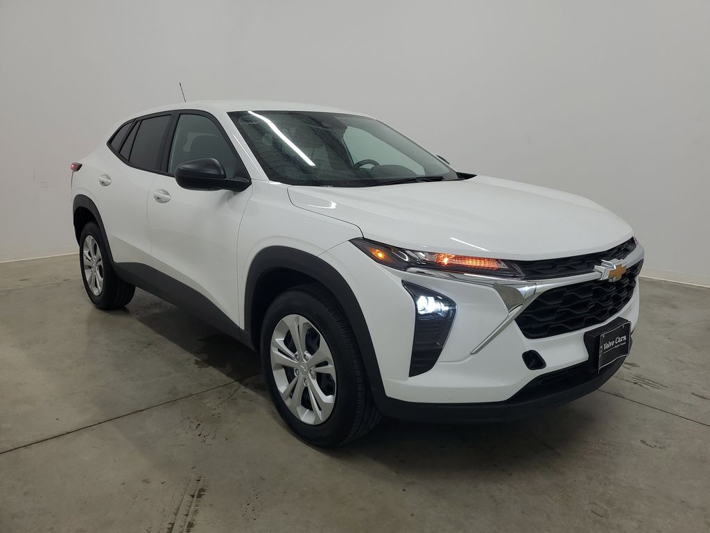 2025 Chevrolet Trax LS photo 2