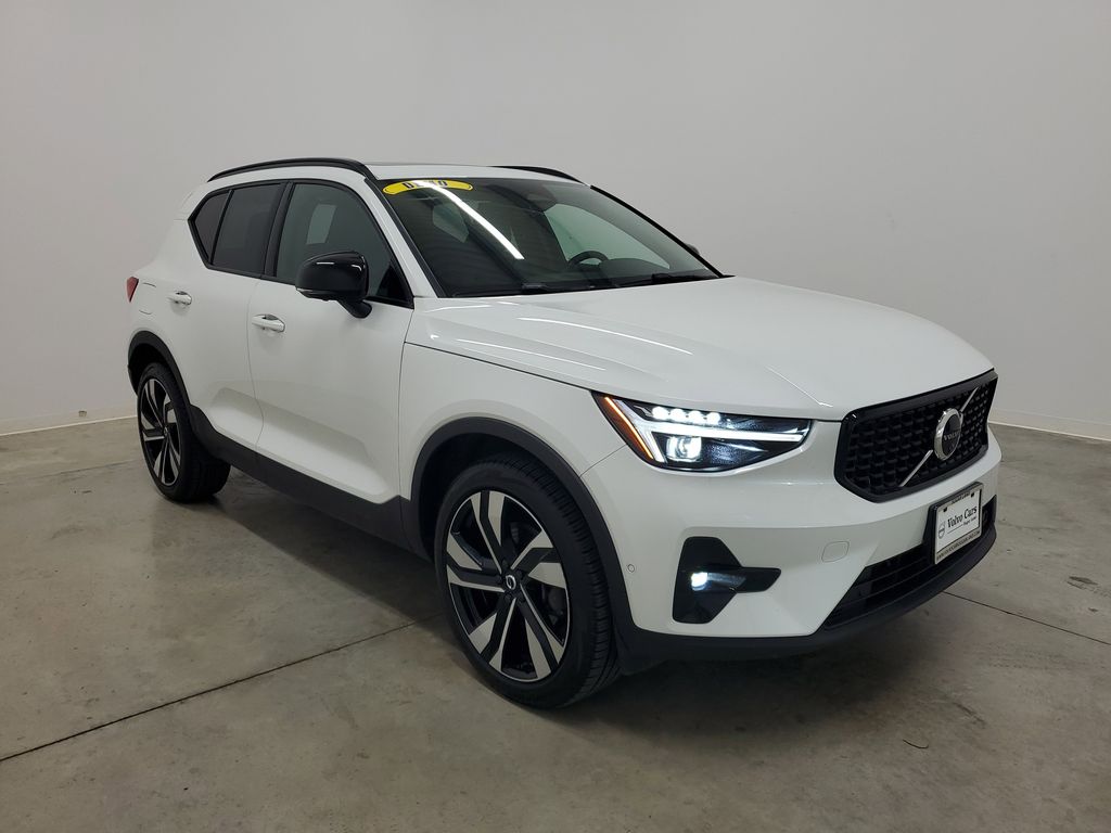 2025 Volvo XC40 photo 2