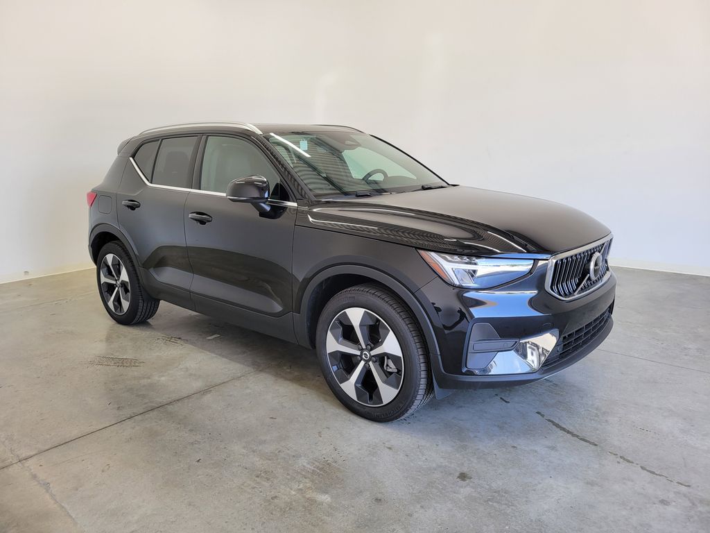 2025 Volvo XC40 Core photo 3