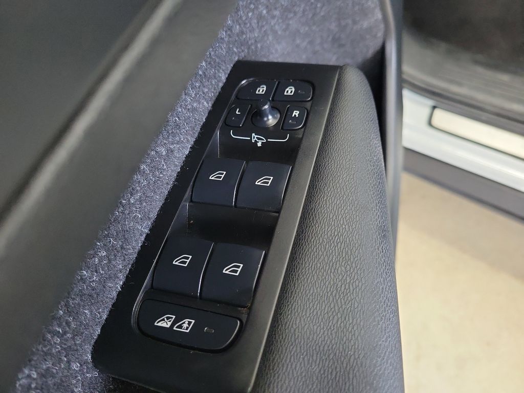 2022 Volvo XC40 Plus - Photo 22