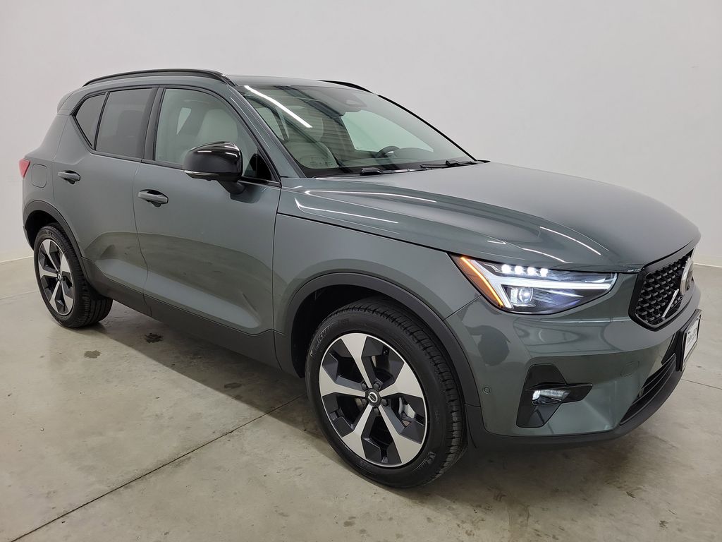 2026 Volvo XC40 Plus photo 3