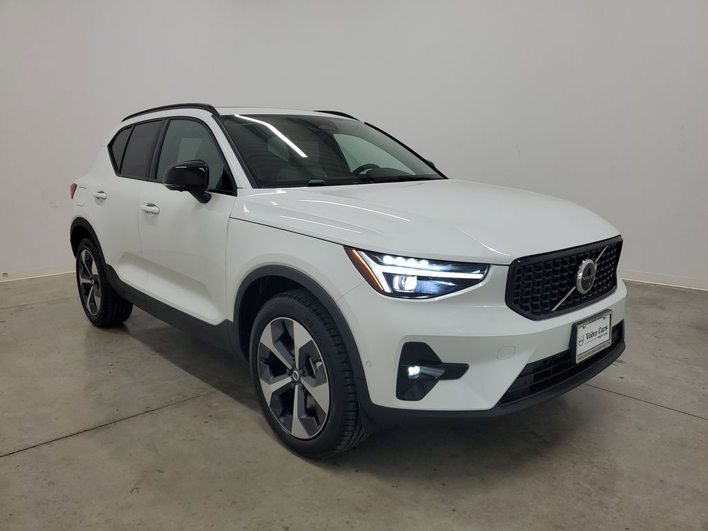 2026 Volvo XC40 Plus photo 2