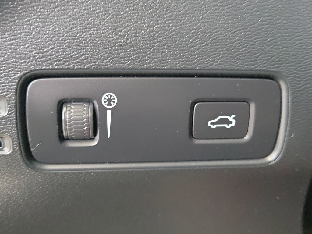 2022 Volvo XC40 Plus - Photo 32
