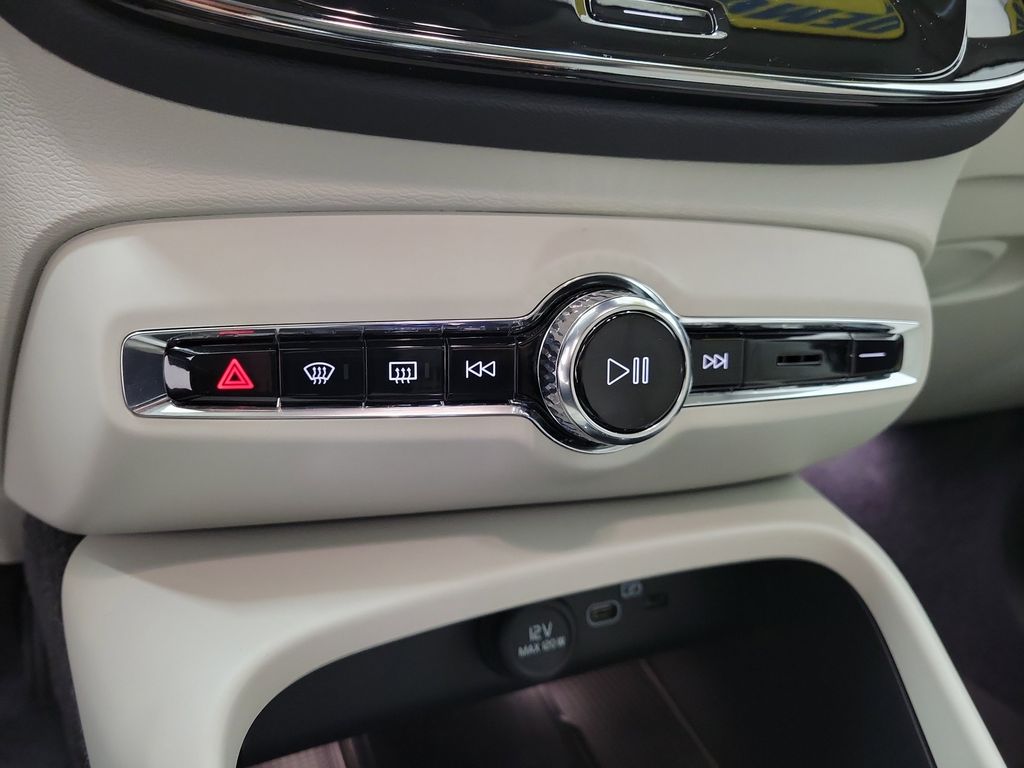 2026 Volvo XC40 Ultra - Photo 30