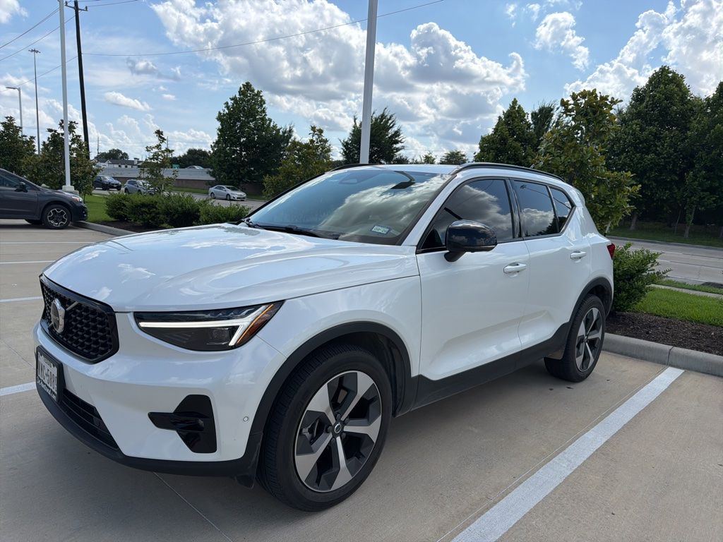 2025 Volvo XC40 B5 Plus Dark AWD's photo