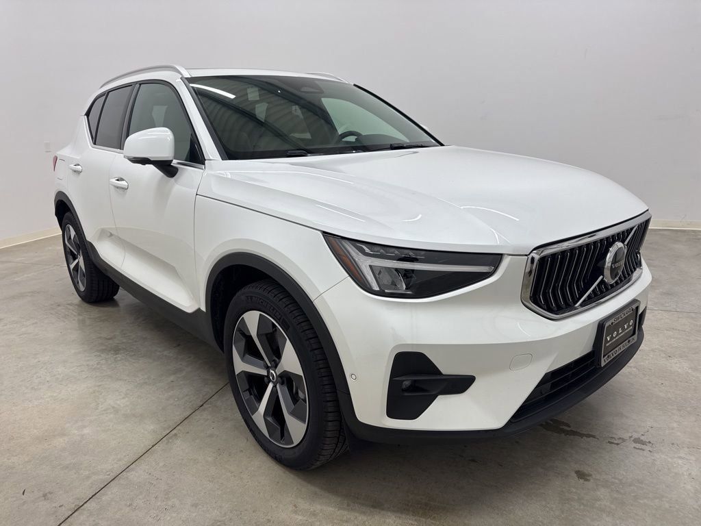 2025 Volvo XC40 Plus photo 3