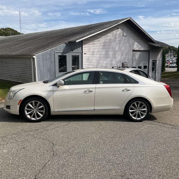 2014 Cadillac XTS Luxury photo 2