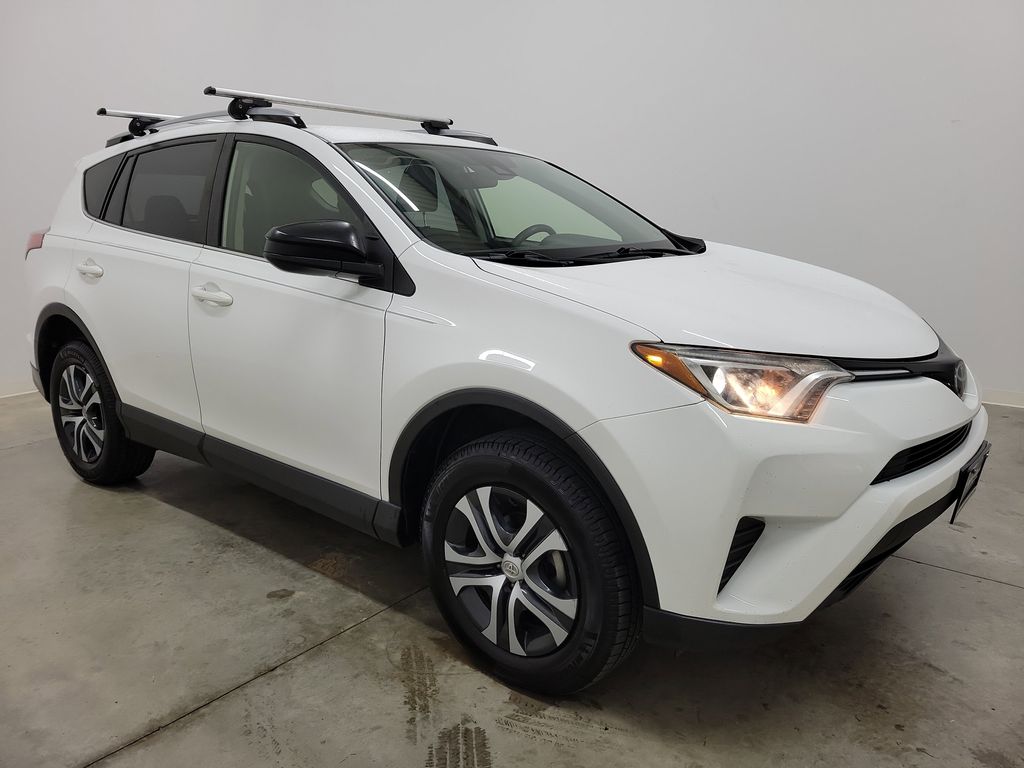 2018 Toyota RAV4 LE photo 3