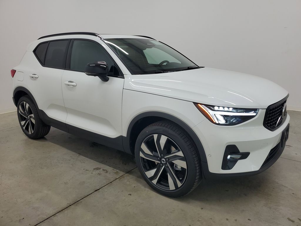 2026 Volvo XC40 Plus photo 2