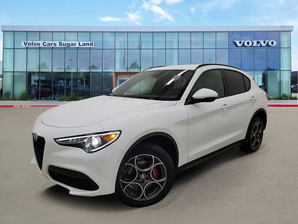 2022 Alfa Romeo Stelvio Base's photo