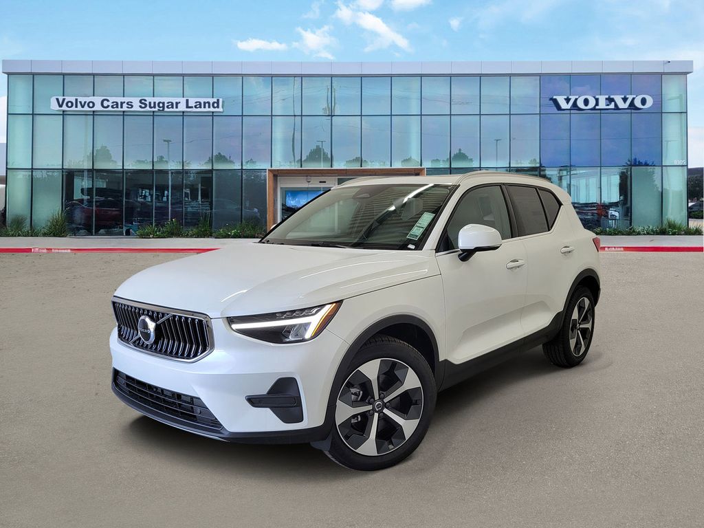 2025 Volvo XC40 Core's photo