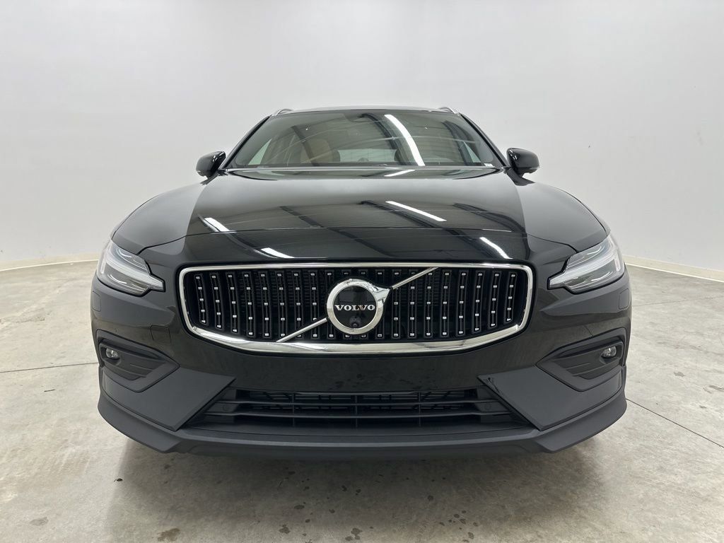 2026 Volvo V60 Cross Country B5 photo 2