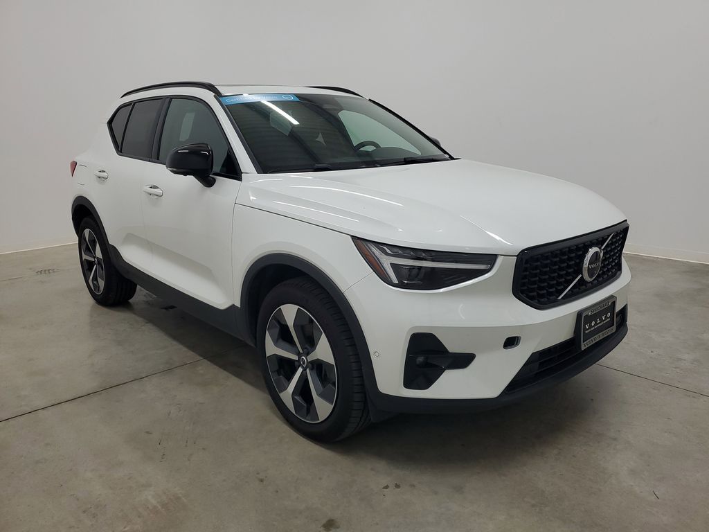 2025 Volvo XC40 Plus photo 2