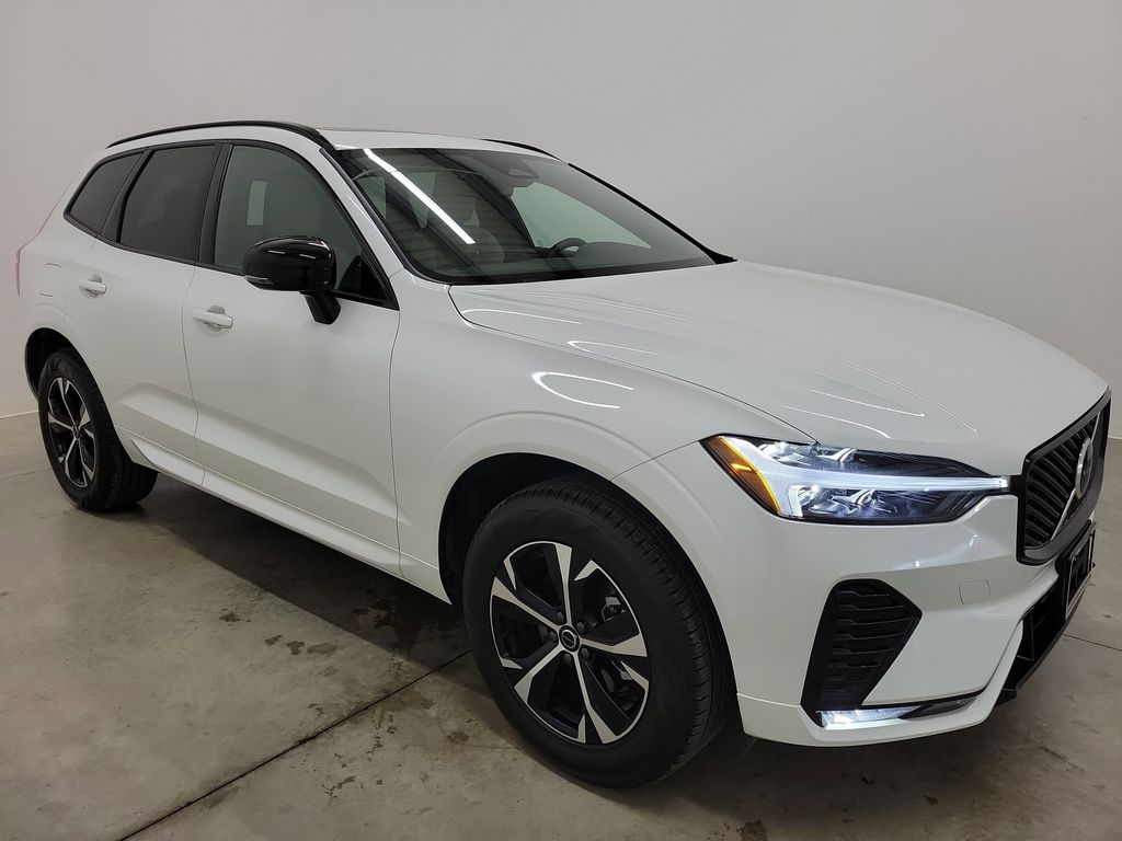 2026 Volvo XC60 B5 Core photo 3