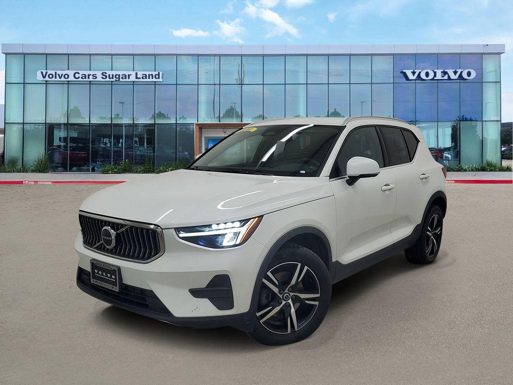 2025 Volvo XC40 Core's photo