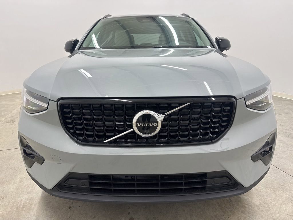 2026 Volvo XC40 photo 2