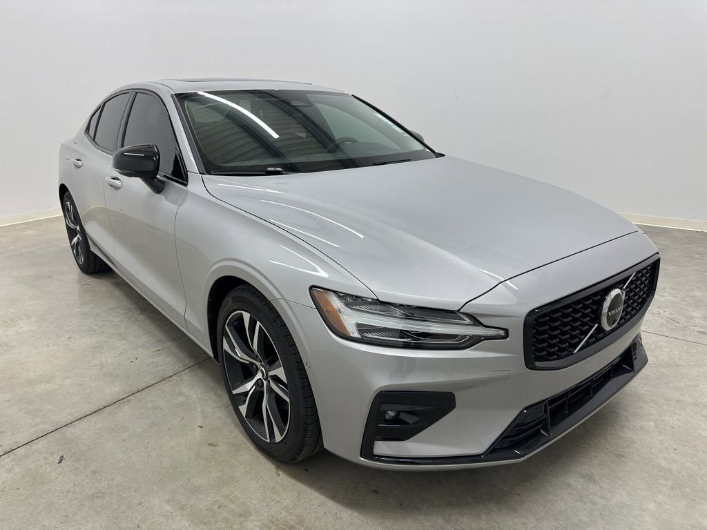 2025 Volvo S60 B5 Plus photo 3