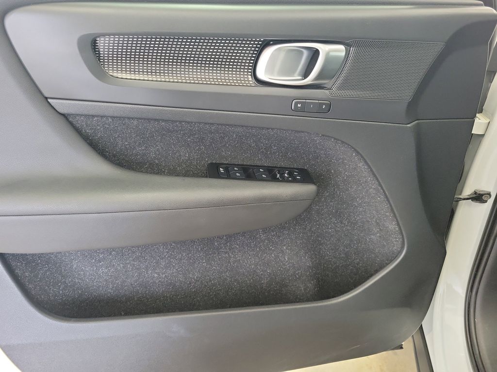 2022 Volvo XC40 Plus - Photo 21