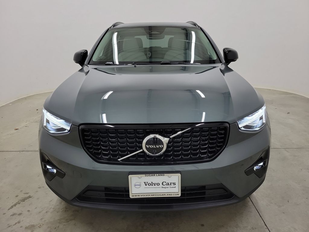 2026 Volvo XC40 Plus photo 2