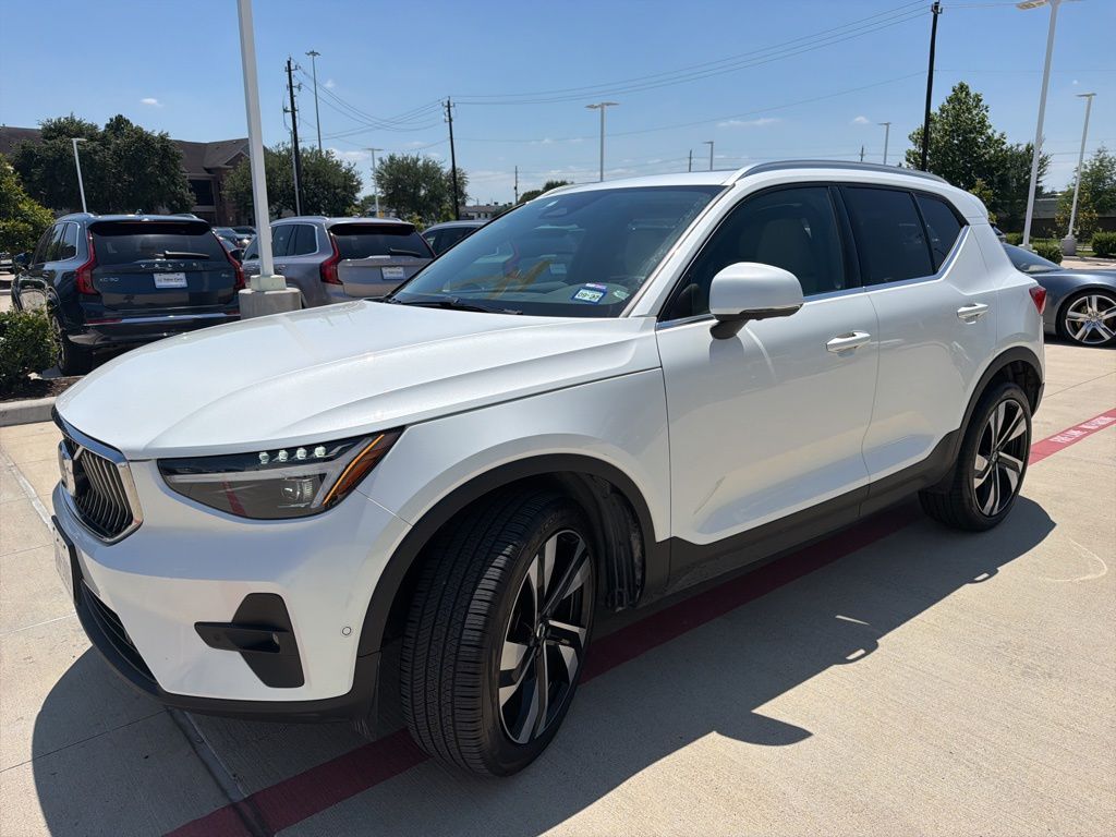 2025 Volvo XC40 B5 Ultra Bright AWD's photo