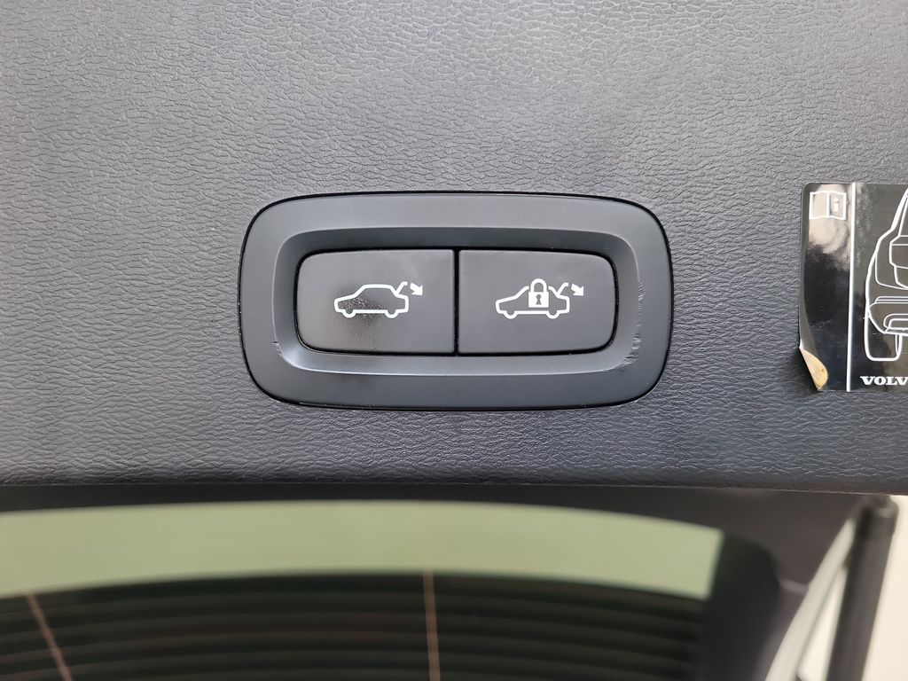 2022 Volvo XC40 Plus - Photo 11