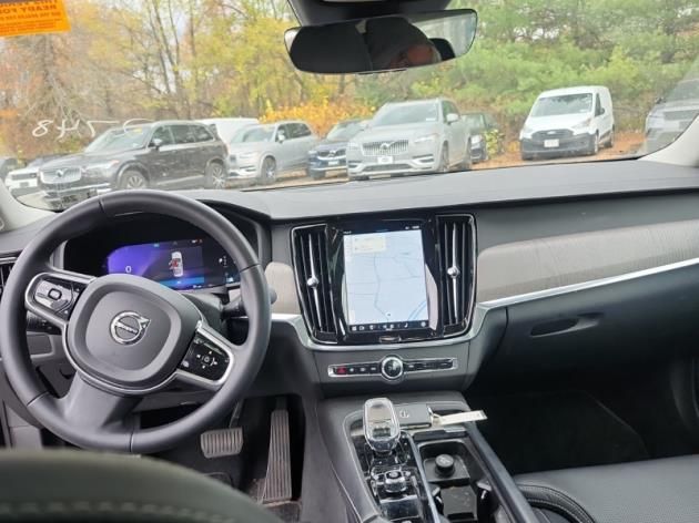 2023 Volvo S90 Ultimate photo 3