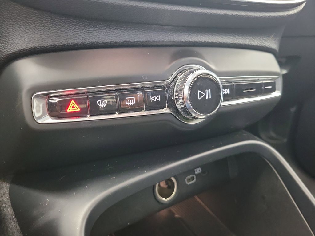 2022 Volvo XC40 Plus - Photo 30
