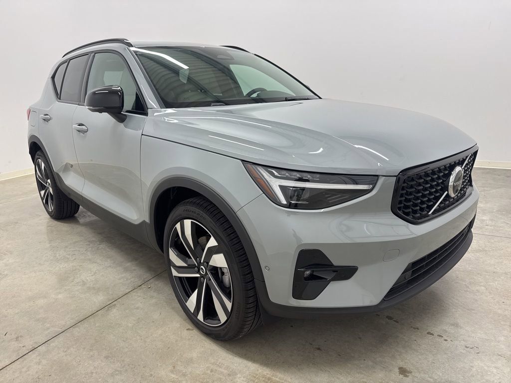 2026 Volvo XC40 photo 3