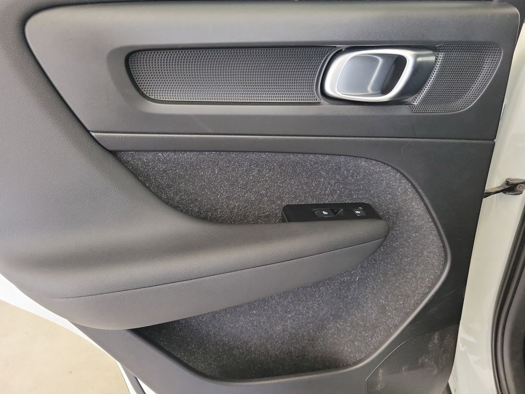 2022 Volvo XC40 Plus - Photo 15