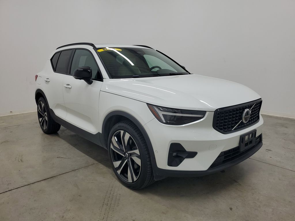 2025 Volvo XC40 photo 2